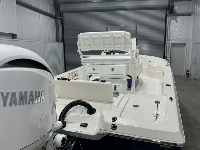 Slide: The Image of Skeeter SX221 2026 - 18