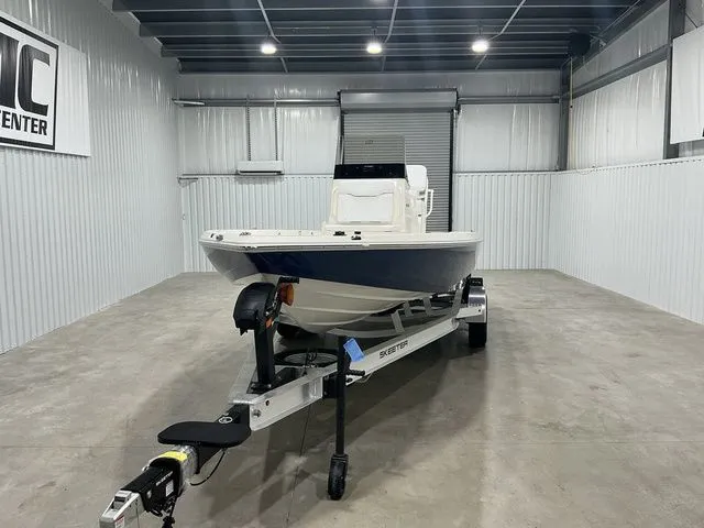 Slide: The Image of Skeeter SX221 2026 - 2