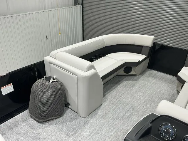 Slide: The Image of Harris Cruiser 230 SLDH 2026 - 9