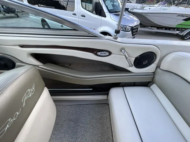 Slide: The Image of Sea Ray 220 Select 2005 - 10