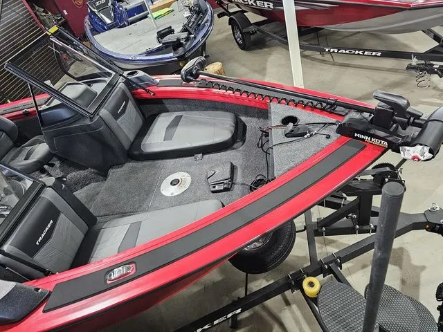 Slide: The Image of Tracker Targa V-18 Combo 2026 - 8