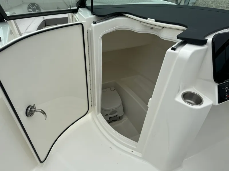 Slide: The Image of Sea Ray SDX 250 Outboard 2026 - 28