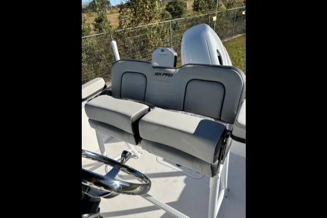 Slide: The Image of Sea Pro 202 Center Console 2025 - 6