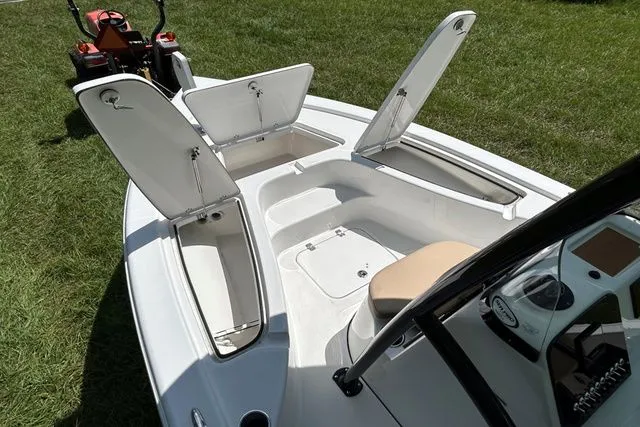 Slide: The Image of Sea Pro 210 DLX BAY 2025 - 5