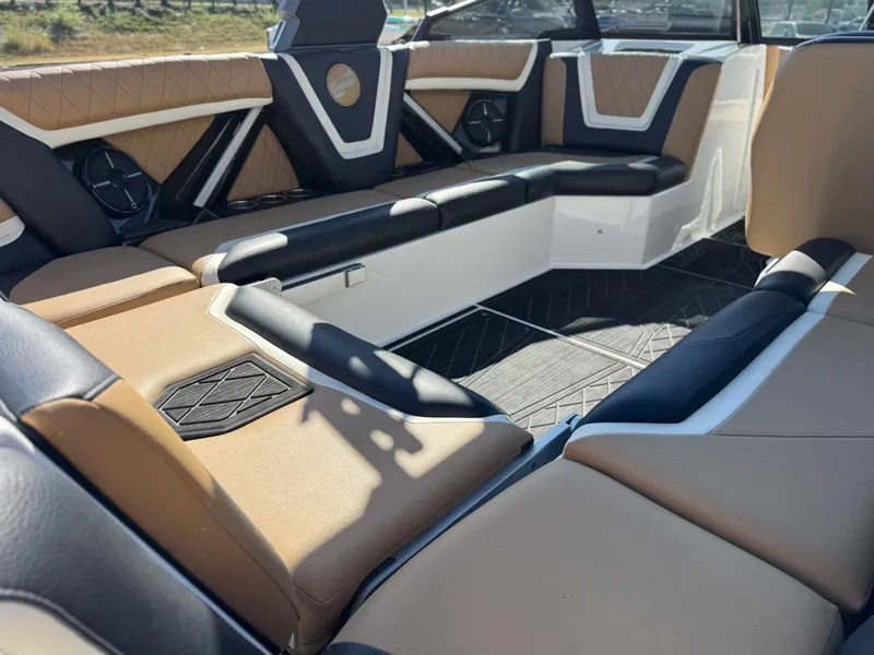 Slide: The Image of Tigé 25ZX 2020 - 10