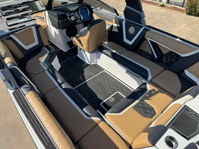 Slide: The Image of Tigé 25ZX 2020 - 11