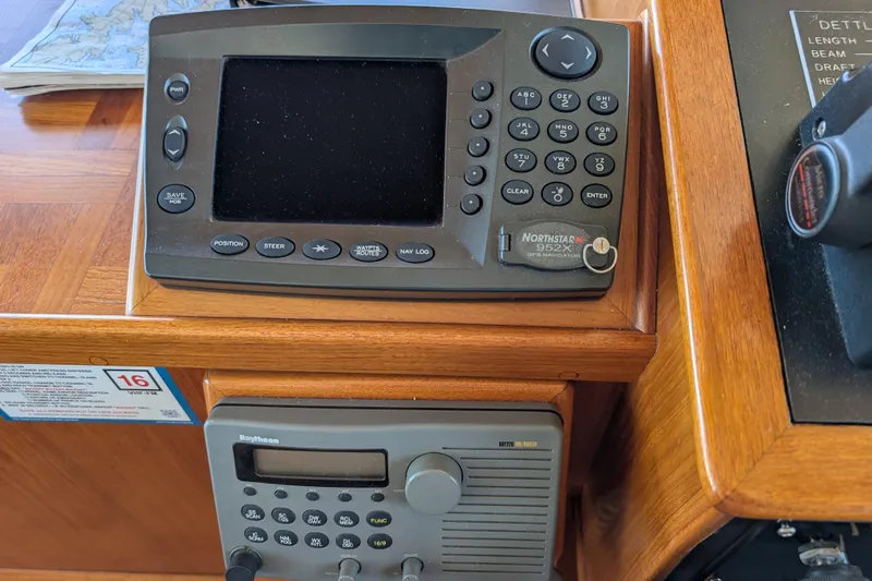 Slide: The Image of Boat navigation equipment on a Dettling 51, 2001 model, featuring GPS and radio systems. - 18
