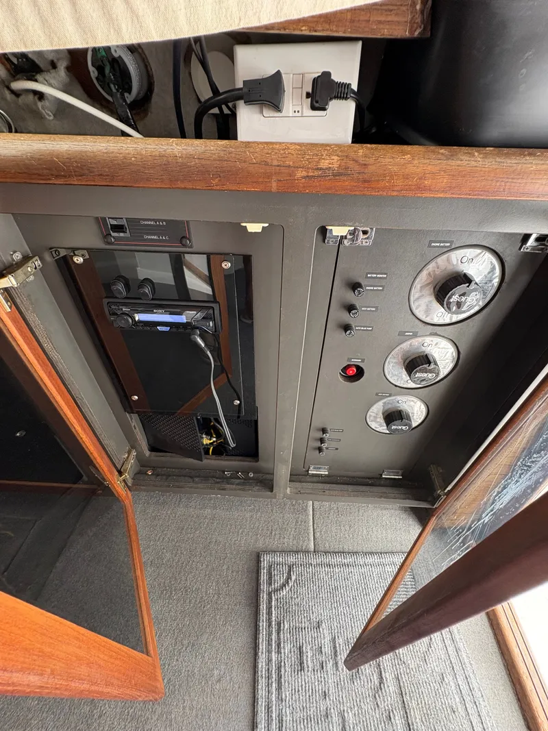 Slide: The Image of Bayliner 3450 TCM 1987 - 48