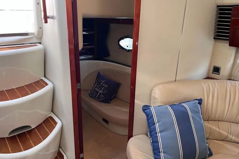 Slide: The Image of Interior of 2006 Fairline Targa 40 yacht with cozy seating and decorative pillows. - 25