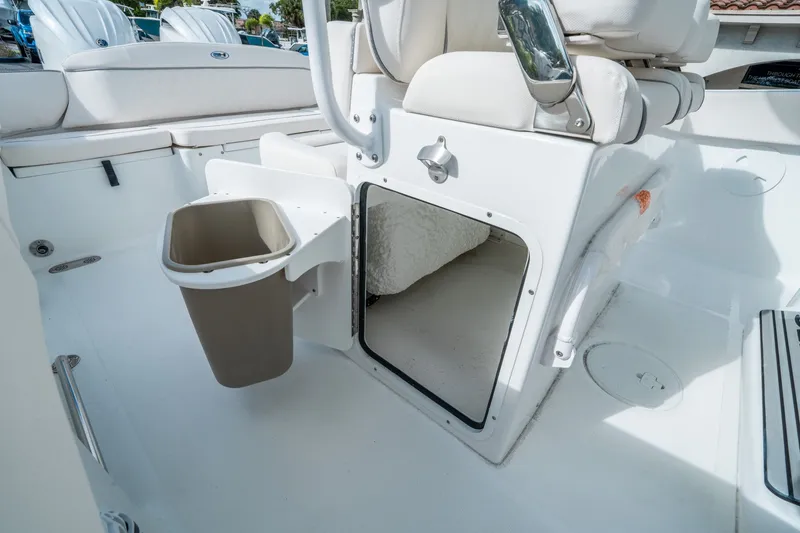 Slide: The Image of Sea Hunt Ultra 265 SE 2026 - 16