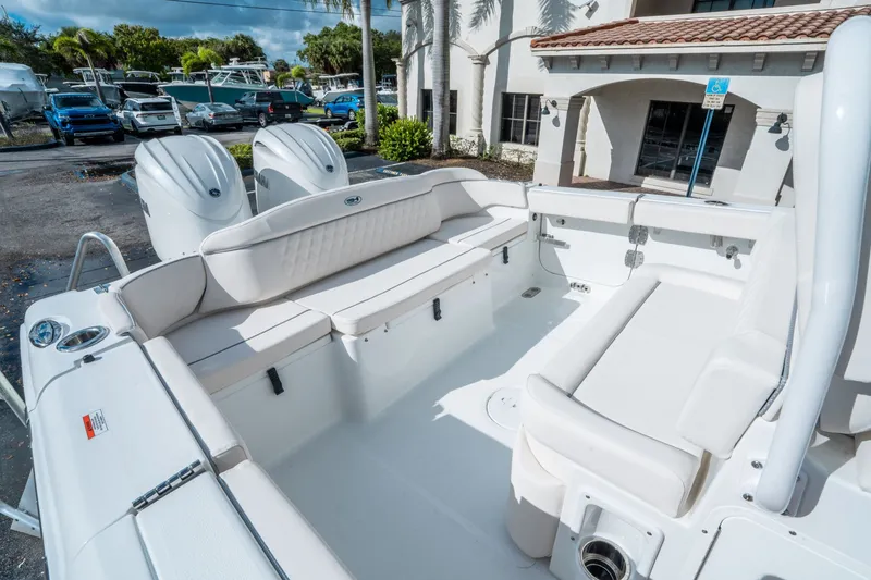 Slide: The Image of Sea Hunt Ultra 265 SE 2026 - 10