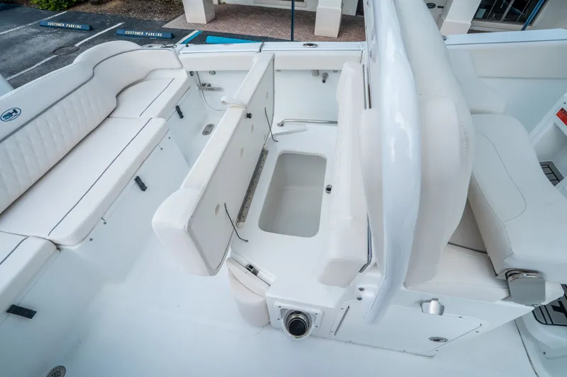 Slide: The Image of Sea Hunt Ultra 265 SE 2026 - 14