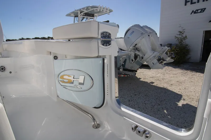 Slide: The Image of Sea Hunt Ultra 255 SE 2026 boat with Yamaha engines, featuring sleek interior and exterior design. - 9