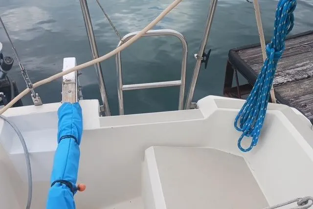 Slide: The Image of 1989 O'Day 272 sailboat stern with blue rope and dock in background. - 4