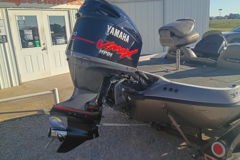 Slide: The Image of 2005 Ranger 519SVX Comanche boat with Yamaha VMAX HPDI outboard motor. - 3