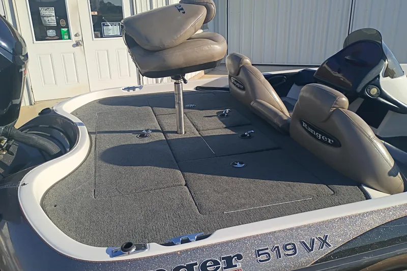 Slide: The Image of 2005 Ranger 519SVX Comanche boat with cushioned seats and spacious deck. - 5