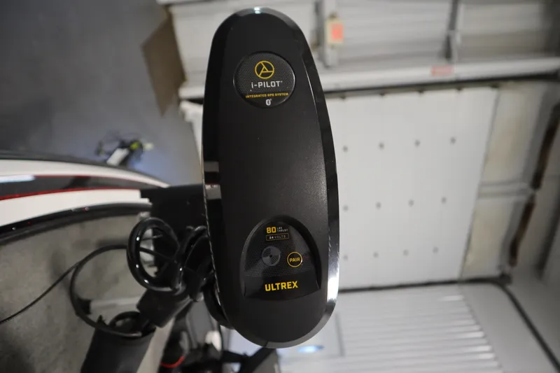 Slide: The Image of Trolling motor with i-Pilot GPS system on 2014 Nitro Z-7 boat. - 12