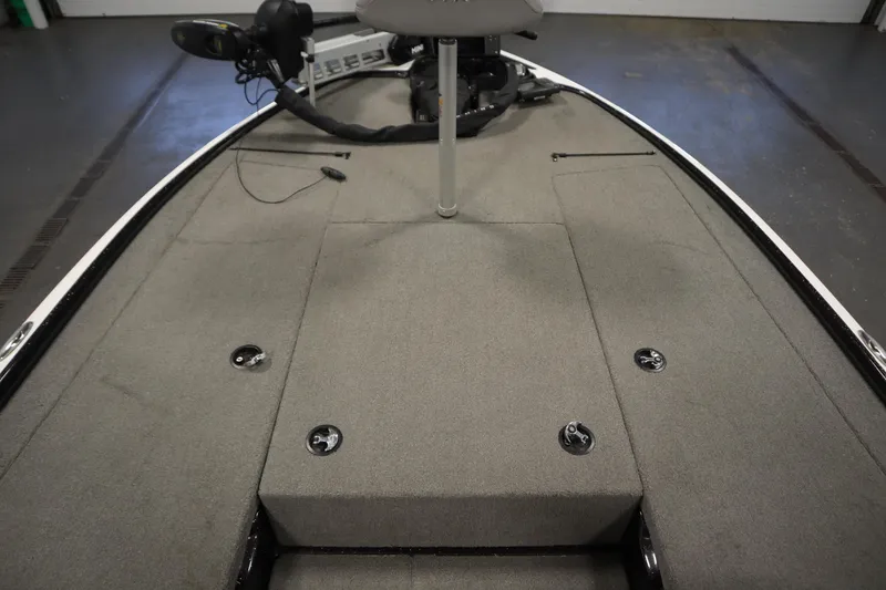 Slide: The Image of 2014 Nitro Z-7 boat deck with gray carpet and mounted seat. - 19