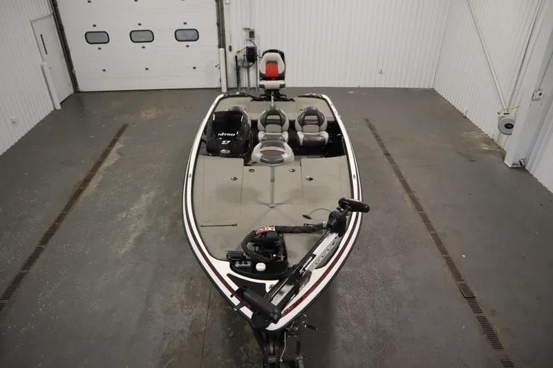 Slide: The Image of 2014 Nitro Z-7 boat in a garage, featuring spacious seating and modern design. - 9