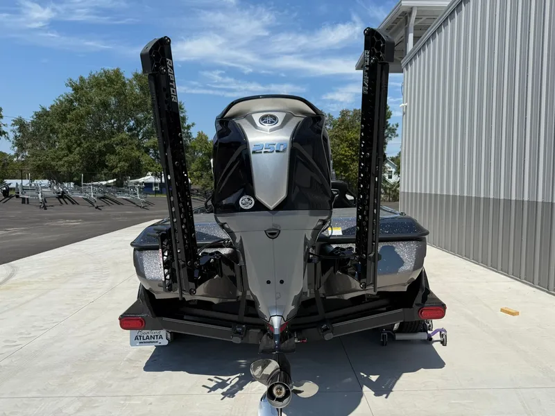 Slide: The Image of Skeeter FXR-20 2025 - 10