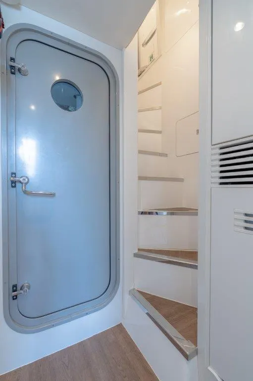 Slide: The Image of Princess 85 Kaos - Access to Crew - 24