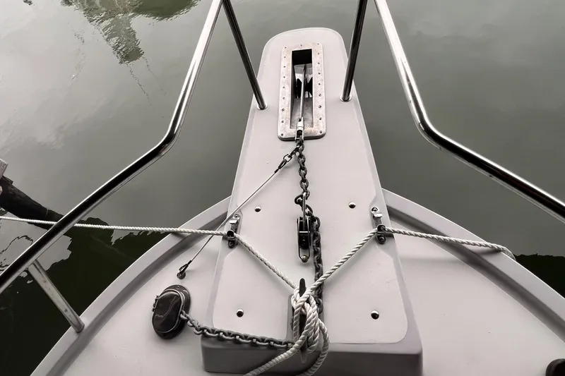 Slide: The Image of Bow of 1989 Shamrock 260 Hardtop with anchor chain and ropes. - 6