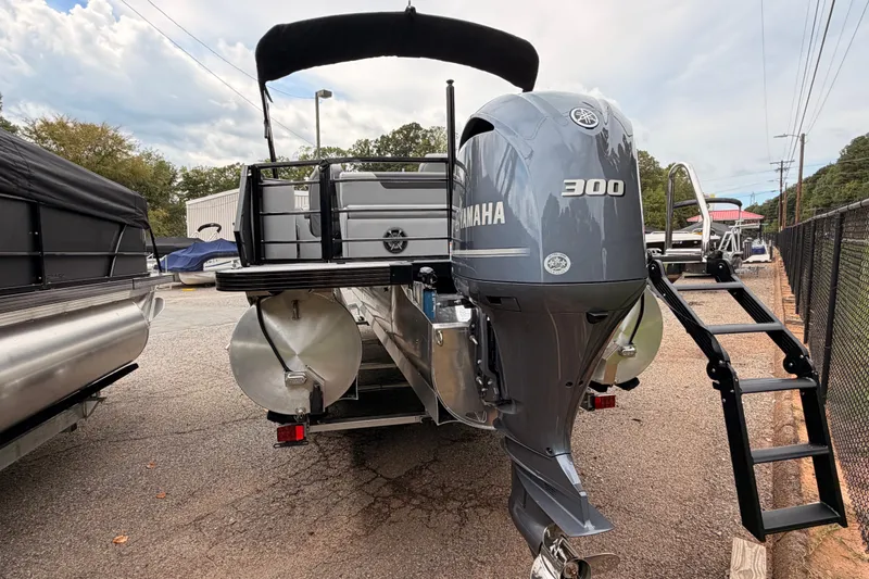 Slide: The Image of 2026 Veranda VR 265 VLI pontoon boat with Yamaha 300 outboard motor. - 4