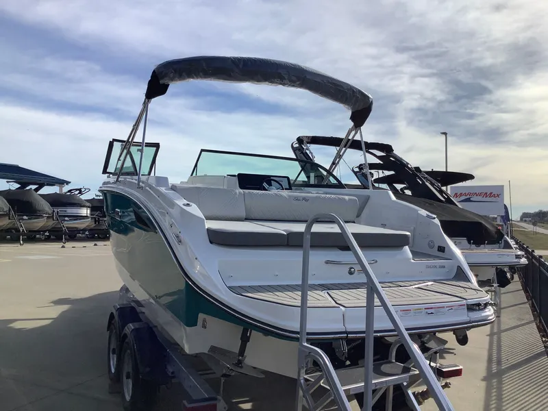Slide: The Image of Sea Ray SDX 230 2026 - 4