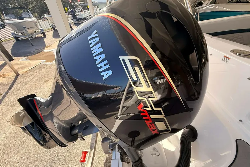 Slide: The Image of 2026 Hurricane Sundeck Sport 218 OB with Yamaha VMAX outboard motor. - 15