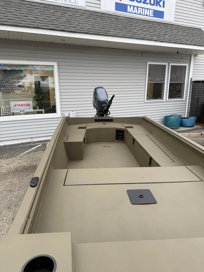 Slide: The Image of 2025 Thor 1754 Lake Hammer boat at Suzuki Marine dealership. - 4