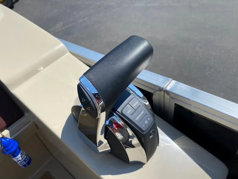 Slide: The Image of Throttle control of 2015 Misty Harbor 2685SU Tri Toon boat. - 10