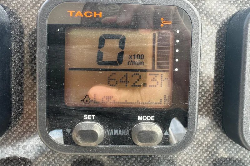 Slide: The Image of Tachometer display on a 2012 Grady-White Freedom 275 boat, showing 642.3 hours. - 21