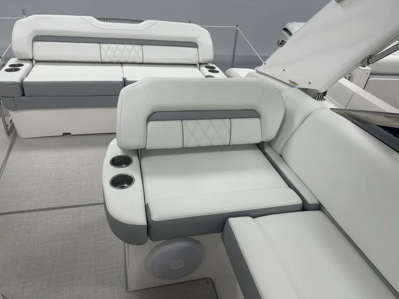 Slide: The Image of Regal 33 Express 2023 - 20