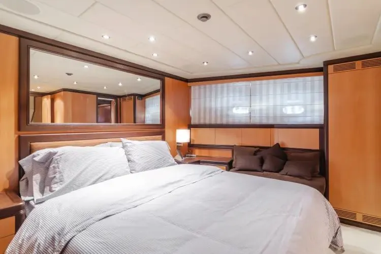 Slide: The Image of 2004 Mangusta 105 Sport - Image 13 - 13