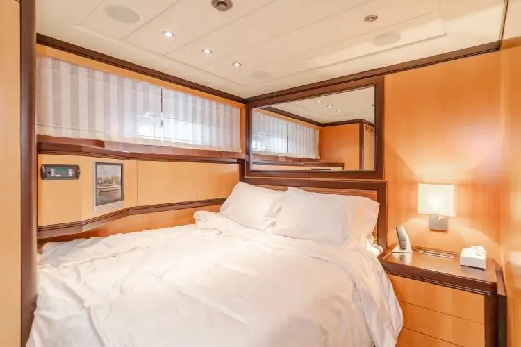 Slide: The Image of 2004 Mangusta 105 Sport - Image 15 - 15