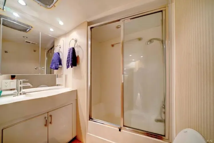 Slide: The Image of 1998 Hatteras 60 Convertible - Image 17 - 17