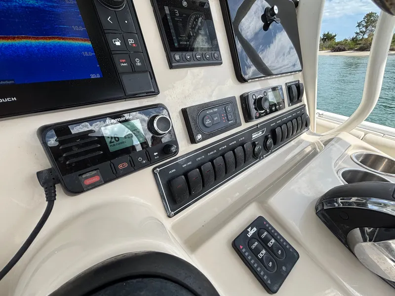 Slide: The Image of Boston Whaler 230 Outrage 2019 - 28