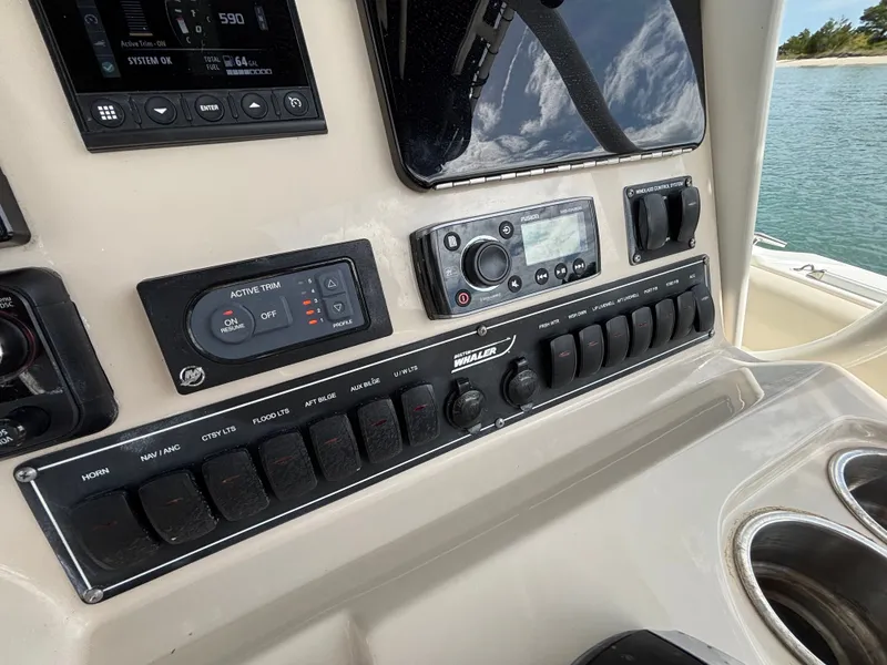Slide: The Image of Boston Whaler 230 Outrage 2019 - 30