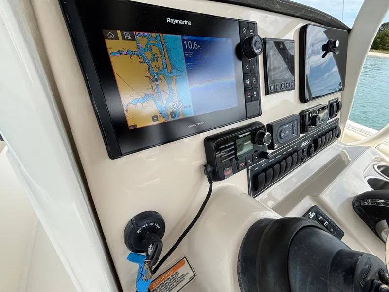 Slide: The Image of Boston Whaler 230 Outrage 2019 - 31