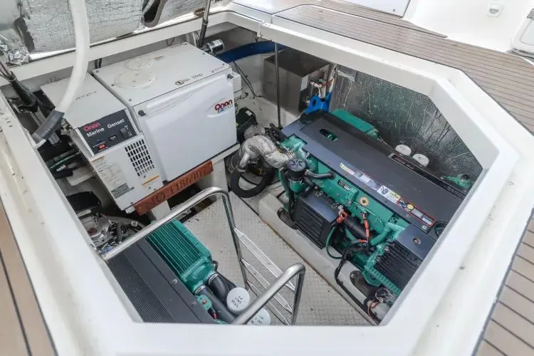 Slide: The Image of 2006 Cruisers Yachts 420 Express - Image 18 - 18