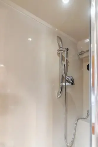 Slide: The Image of 2006 Cruisers Yachts 420 Express - Image 26 - 26