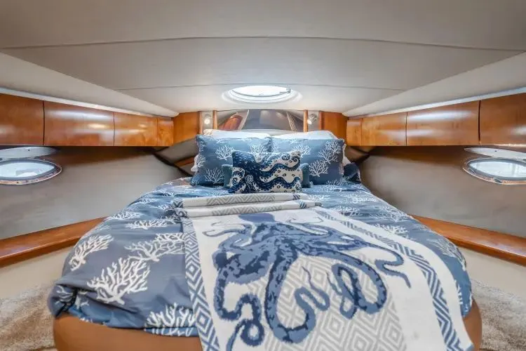 Slide: The Image of 2006 Cruisers Yachts 420 Express - Image 27 - 27