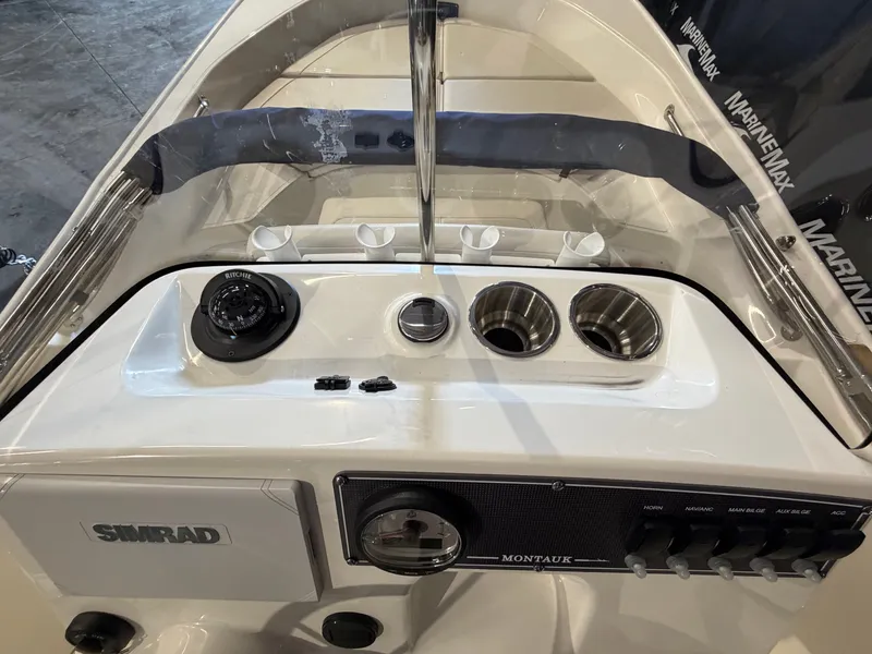 Slide: The Image of Boston Whaler 170 Montauk 2026 - 15