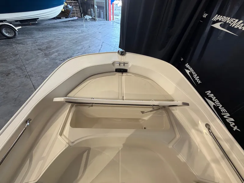 Slide: The Image of Boston Whaler 170 Montauk 2026 - 17