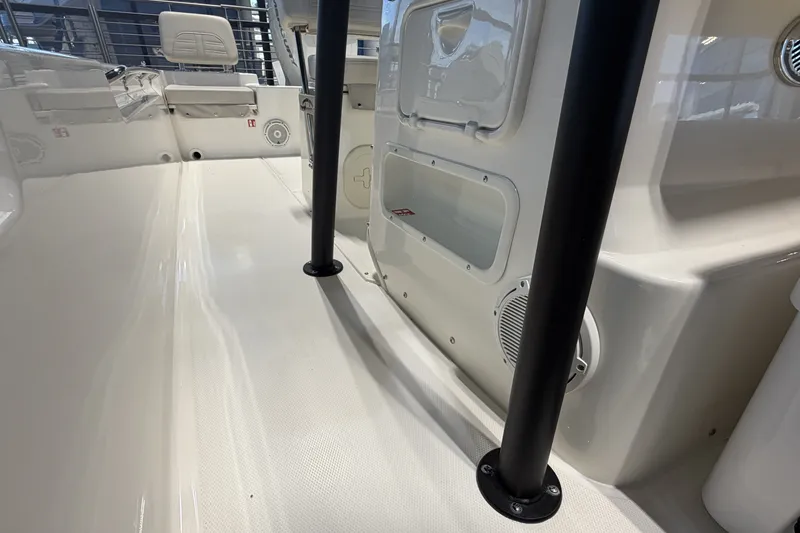 Slide: The Image of Boston Whaler 190 Montauk 2026 - 12