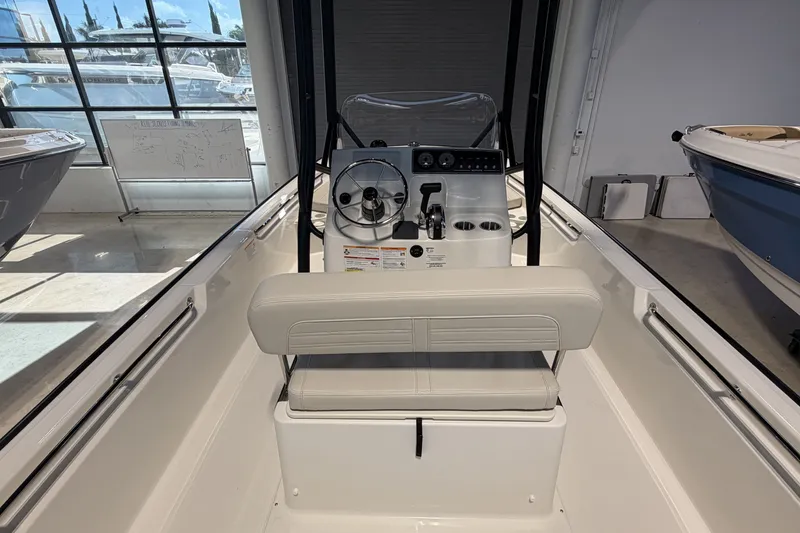 Slide: The Image of Boston Whaler 190 Montauk 2026 - 7