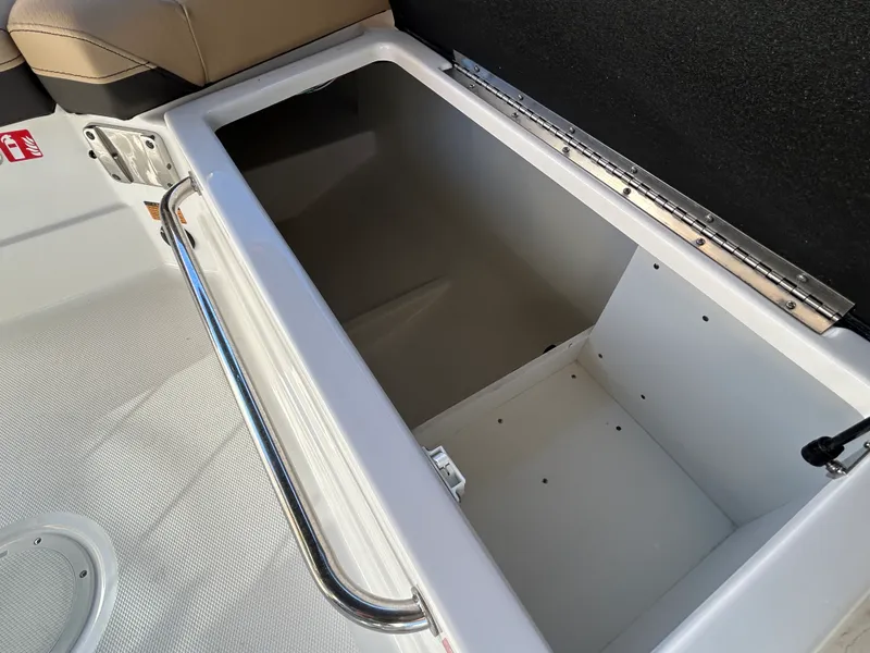 Slide: The Image of Sea Ray SLX 260 Outboard 2026 - 10