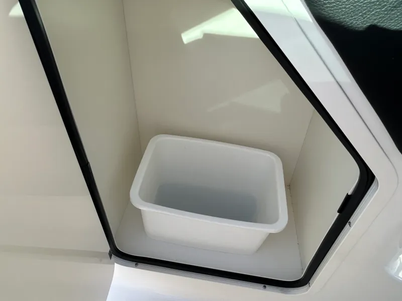 Slide: The Image of Sea Ray SLX 260 Outboard 2026 - 18