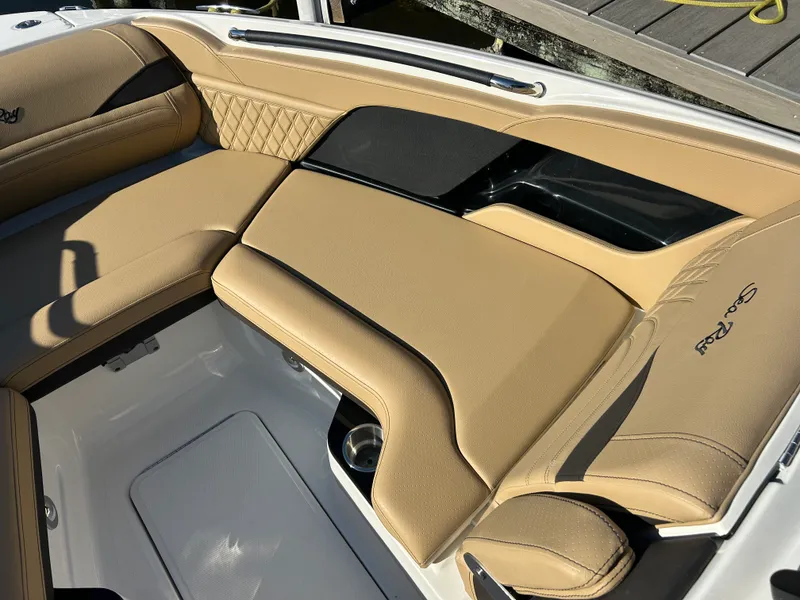 Slide: The Image of Sea Ray SLX 260 Outboard 2026 - 21