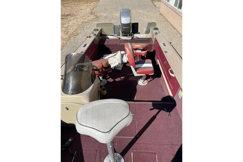 Slide: The Image of 1996 Lund 1800 Pro-V SE boat interior with red and beige seating. - 10
